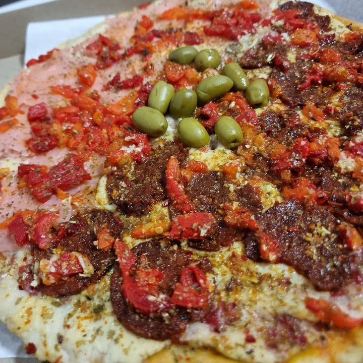 photo of Flipper Pizza Pizza De Calabresa Y Jamón shared by @julic8 on  01 Dec 2021 - review