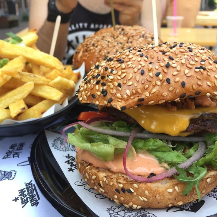 photo of Vegan Junk Food Bar Burger & Fries shared by @lauritavegan on  09 Feb 2022 - review