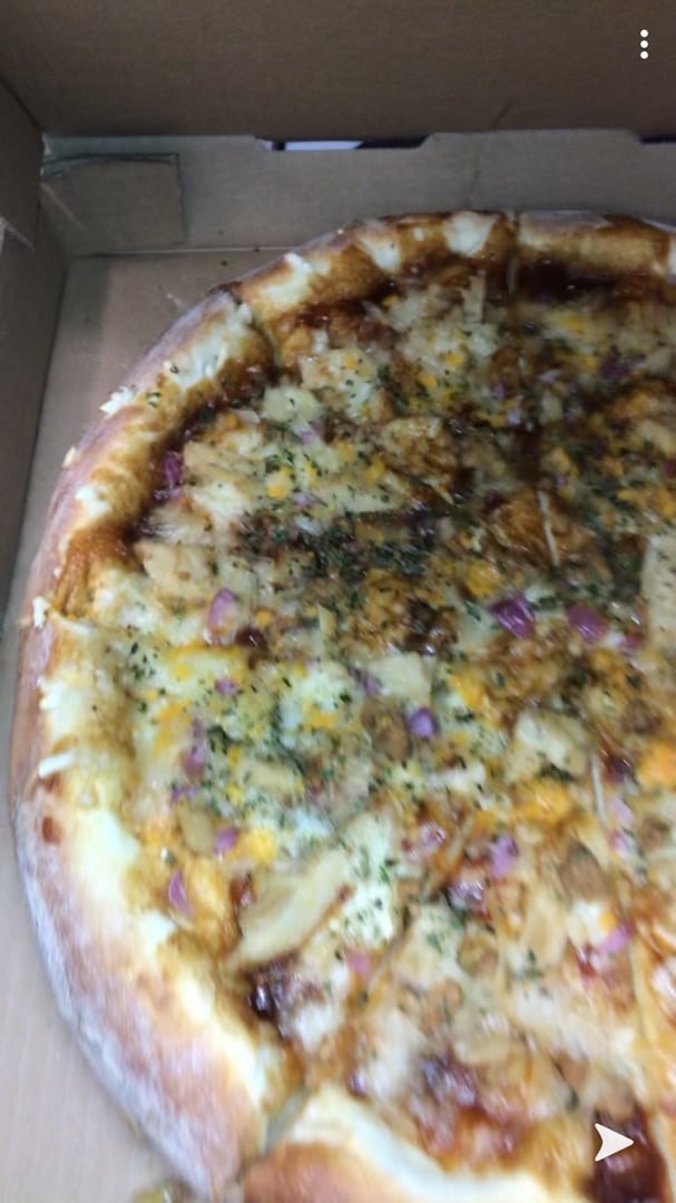 photo of Ozona Pizza BBQ chick’n pizza shared by @jadeashleyhunter on  06 Apr 2020 - review