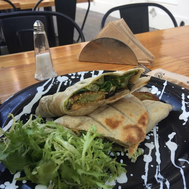 Photo of the dish “Wraps con falafel”