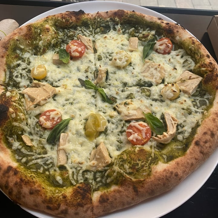 review photo of Vegan Love Downtown Chicken Pesto Pizza shared by @natyfelix on 26 Apr 2022 - review