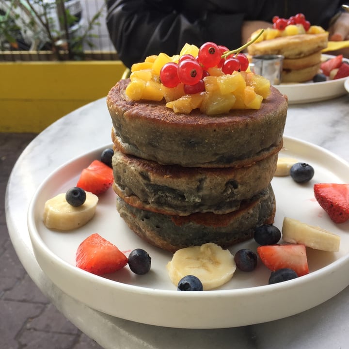 photo of Sunny Side Up Vegan Blueberry Pancakes shared by @maddalena98 on  25 Nov 2021 - review