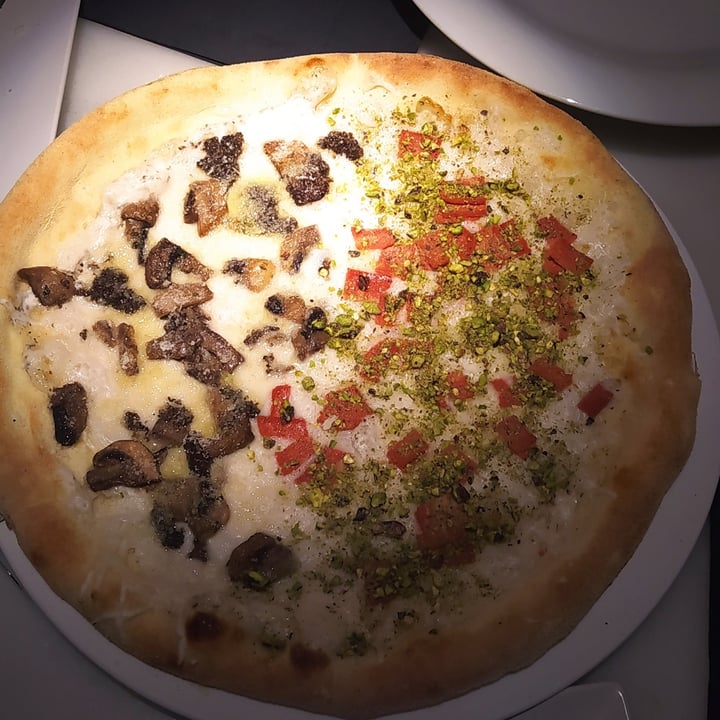 photo of Choose Ristorante Naturale Pizza tartufo shared by @h3lena on  01 Dec 2022 - review