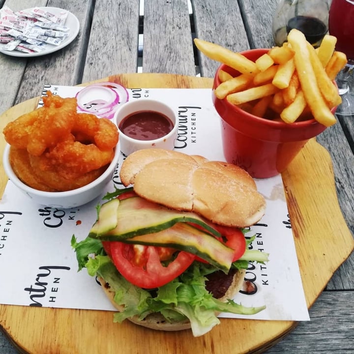 review photo of The Country Kitchen The Incredible Burger shared by @llunaenllena on 18 Jan 2021 - review