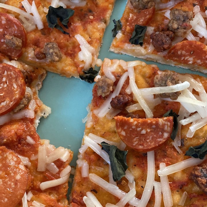 photo of Trader Joe's Vegan meatless meat eaters pizza shared by @vegandani on  04 Oct 2021 - review
