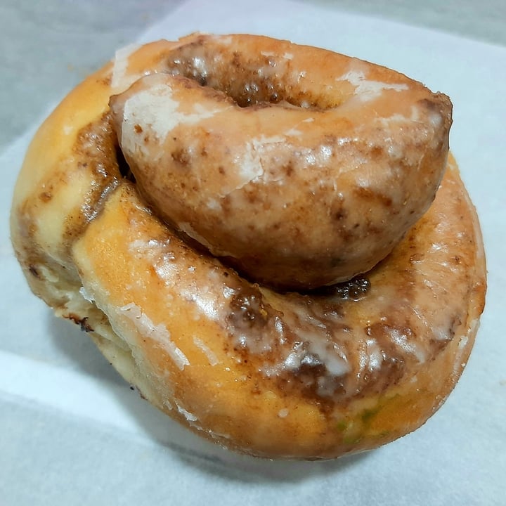 photo of Delish Vegan Doughnuts Cinnamon roll shared by @madridvegano on  26 Mar 2021 - review