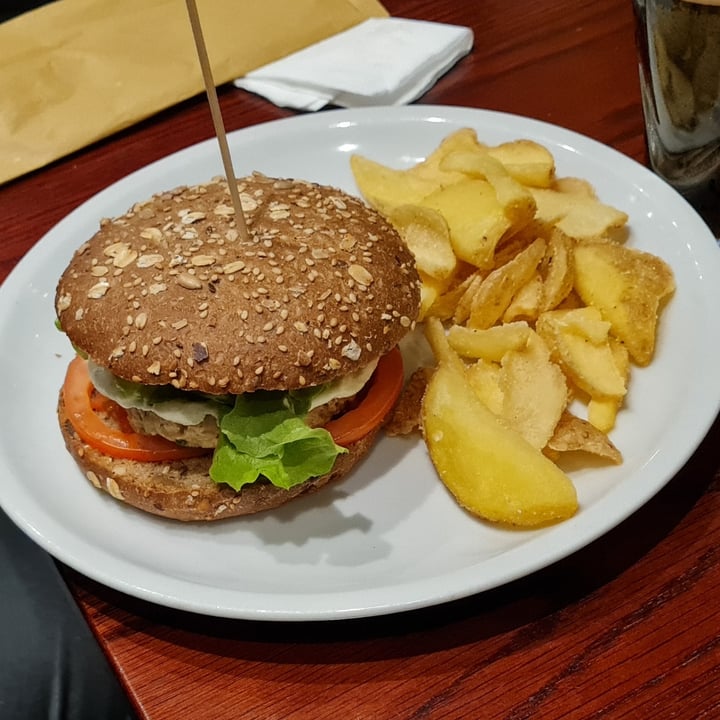 photo of The Millenium Autentico Irish Pub Original Guinness Fish Burger shared by @brunopoli on  04 Dec 2021 - review
