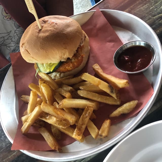 Foto del piatto “Plant Based Beer’ville Hot Chick’n Sandwich”