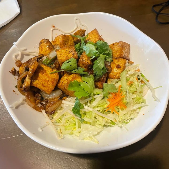 photo of Pho Tre Bien Lemongrass Tofu with Noodles shared by @calditodemazapan on  08 Nov 2021 - review