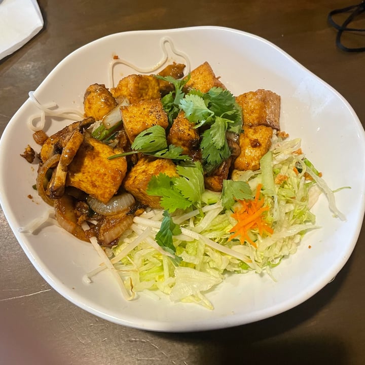review photo of Pho Tre Bien Lemongrass Tofu with Noodles shared by @calditodemazapan on 08 Nov 2021 - review