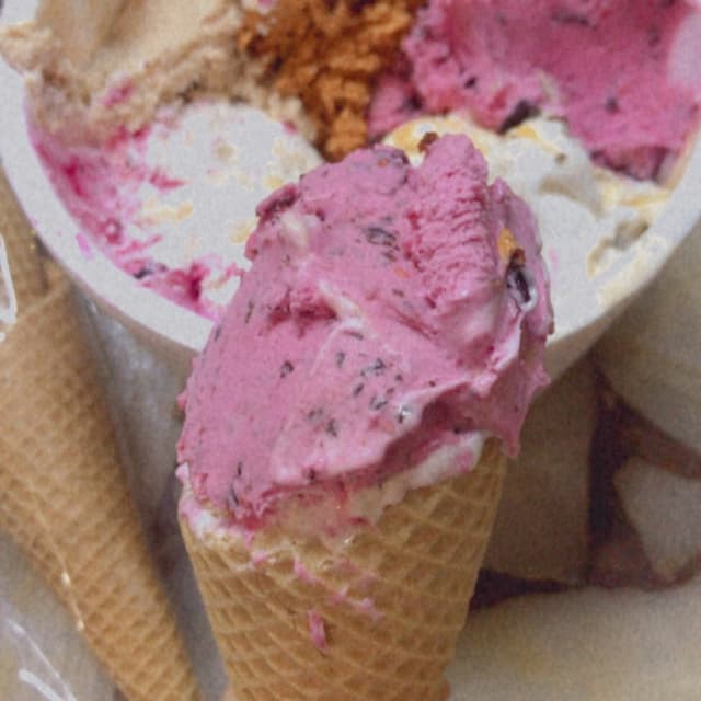 菜肴“Helado de Frambuesa con chocolate”的照片