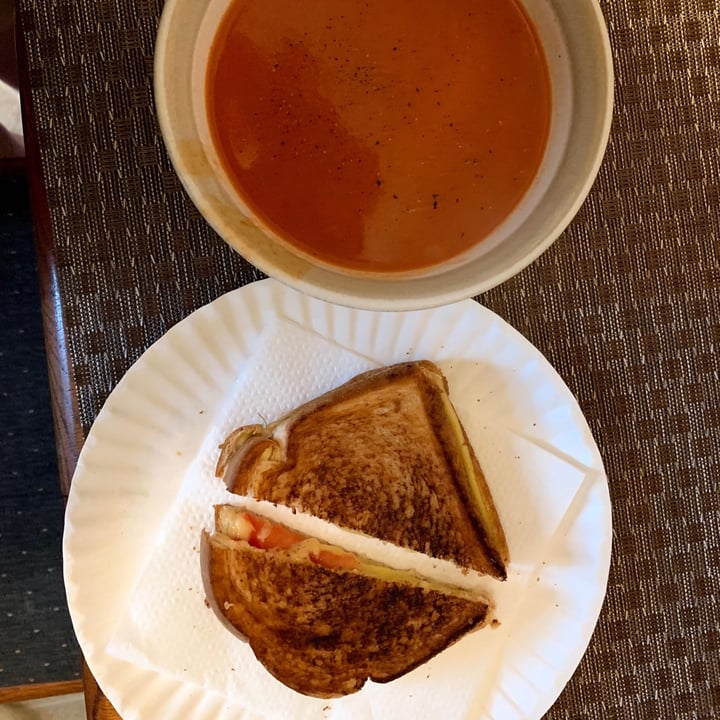 review photo of Follow Your Heart Smoked Gouda Style Slices shared by @lindsaydortic on 12 May 2020 - review