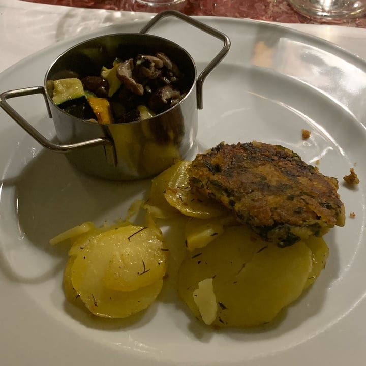 photo of La Colubrina Burger di cicerchia e spinaci accompagnato da shiitake e dadolata di zucchine shared by @alere92 on  17 Jun 2022 - review