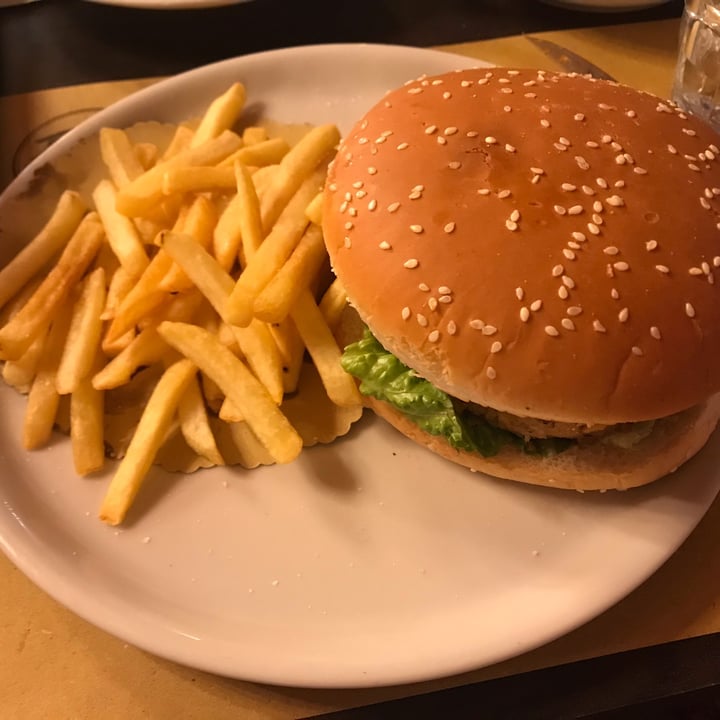 photo of Da Paolo alla capannina (Capannina del lago) Veg Hamburger And Fries shared by @yleniavita on  04 Aug 2022 - review