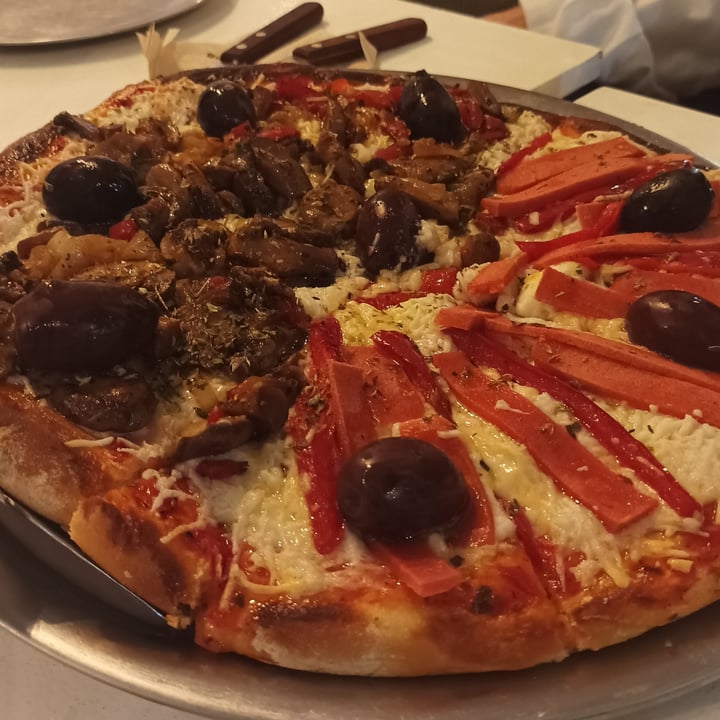 photo of Coma, Veggie Pizza De Jamón Y Morrones Con Muzzalmendra / Pizza de Champiñones Con Muzzalmendra shared by @euge1712 on  18 Sep 2022 - review