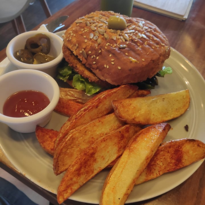 review photo of Nadis Go Vegan Hamburguesa falafel shared by @urielmtz on 20 Aug 2022 - review