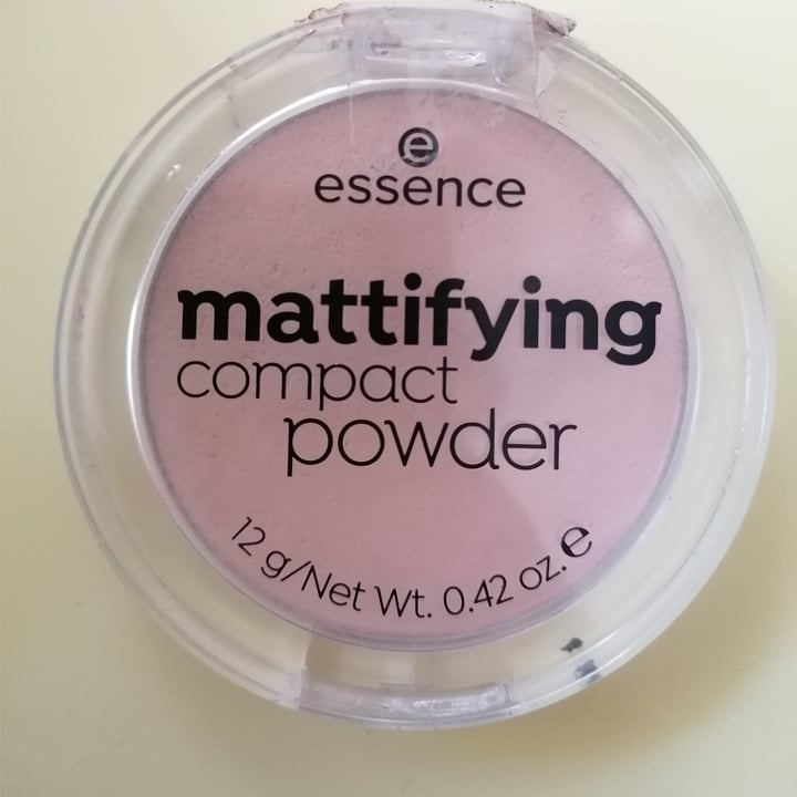 review photo of Essence Mattifying Compact Powder shared by @giadacstllcc on 16 Apr 2022 - review