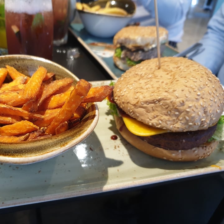 review photo of Hans Im Glück German Burgergrill Herbstraum Burger shared by @hermainesay on 17 Apr 2022 - review