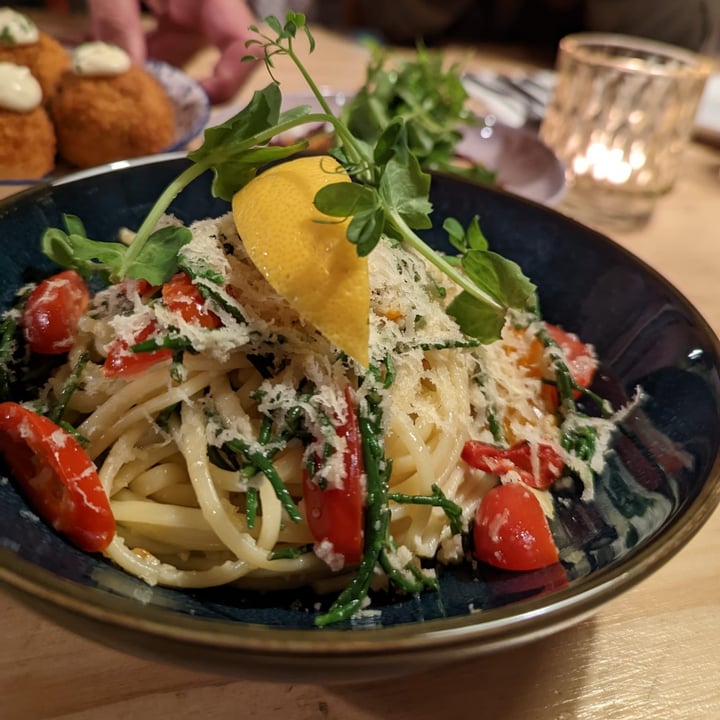 review photo of De Nieuwe Kantine Linguine | garlic | chili | samphire | cherry | lemon shared by @jennethics on 02 Oct 2022 - review