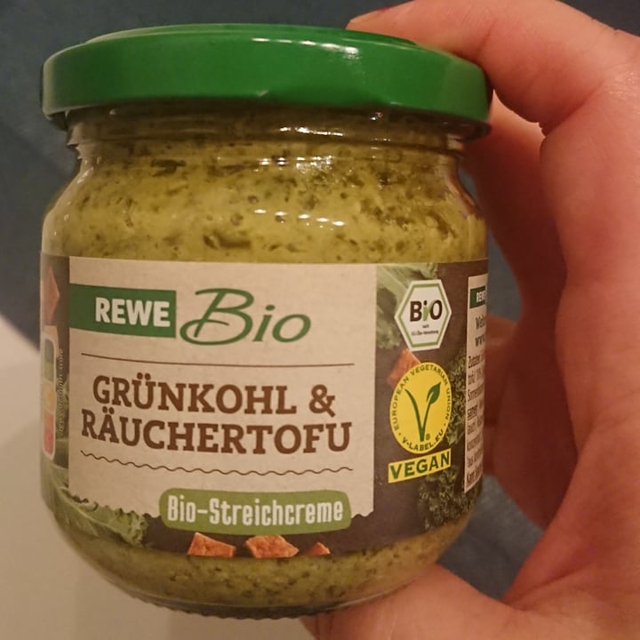photo of Rewe Bio Grünkohl & Räuchertofu Streichcreme shared by @antonellaf on  26 Mar 2022 - review
