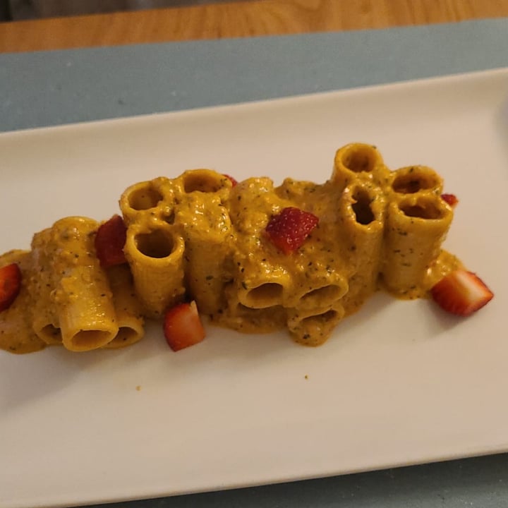 review photo of Ristorante La Casina di Alice rigatoni al pesto di pomodori secchi e fragole shared by @maticosta on 05 May 2022 - review