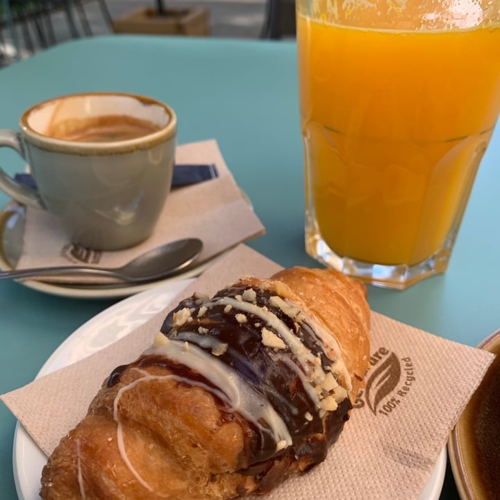 photo of Beagle Pastelería Vegana Mini Croissants con chocolates shared by @noe13 on  21 Aug 2021 - review