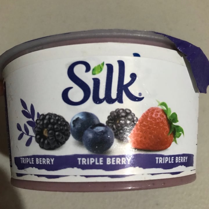 photo of Silk Alimento fermentado de almendra con frutos rojos. shared by @ishagzz on  16 Apr 2021 - review