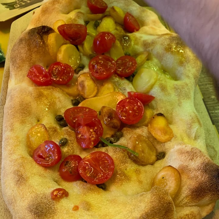 photo of L'insolito pinsa bianca patate, capperi e pomodorini shared by @coloratantonella on  16 Jun 2022 - review