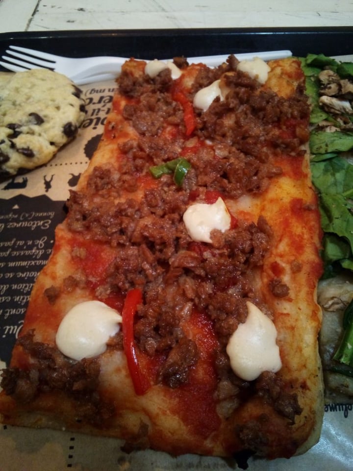 review photo of Hank Pizza Beyond Meat Pizza shared by @carolegart on 24 Jan 2020 - review