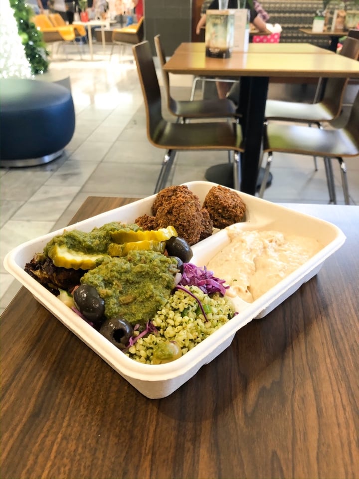 photo of Maoz Vegetarian Falafel Platter shared by @dailyveganliving on  07 Dec 2019 - review