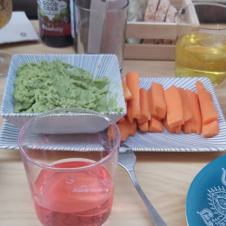 review photo of La Vegana Hummus De Pesto shared by @irenesc on 03 May 2021 - review
