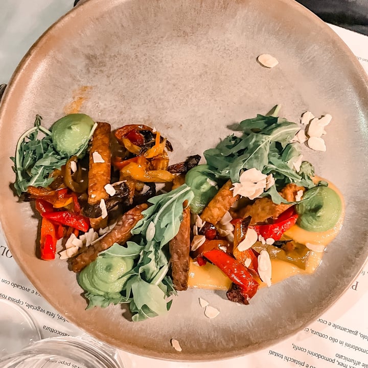 review photo of Romeow Cat Bistrot Tempeh tamari e lime con peperoni cornetto, rucola, mandorle e coulis di peperone giallo shared by @lacasadirob on 31 Aug 2022 - review
