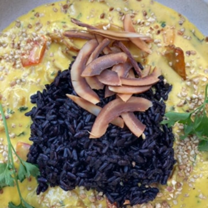 photo of Brou Moqueca de banana da terra com arroz negro, chips de côco e farofa de alho shared by @dudawilhelm on  28 Sep 2022 - review