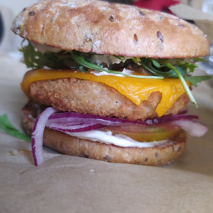 photo of Super Vegan Chickn burger shared by @mireieta on  04 Apr 2022 - review