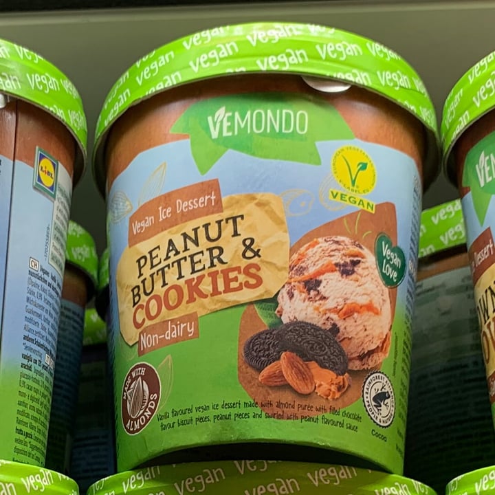 review photo of Vemondo Vegan ice dessert peanut butter & cookies shared by @elemiaooo on 09 Jan 2022 - review