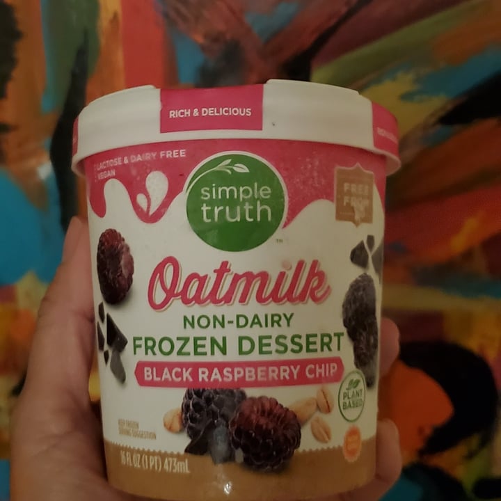 photo of Simple Truth Oatmilk Non-dairy Frozen Dessert (Blackraspberry Chip) shared by @eriluc on  14 Apr 2021 - review