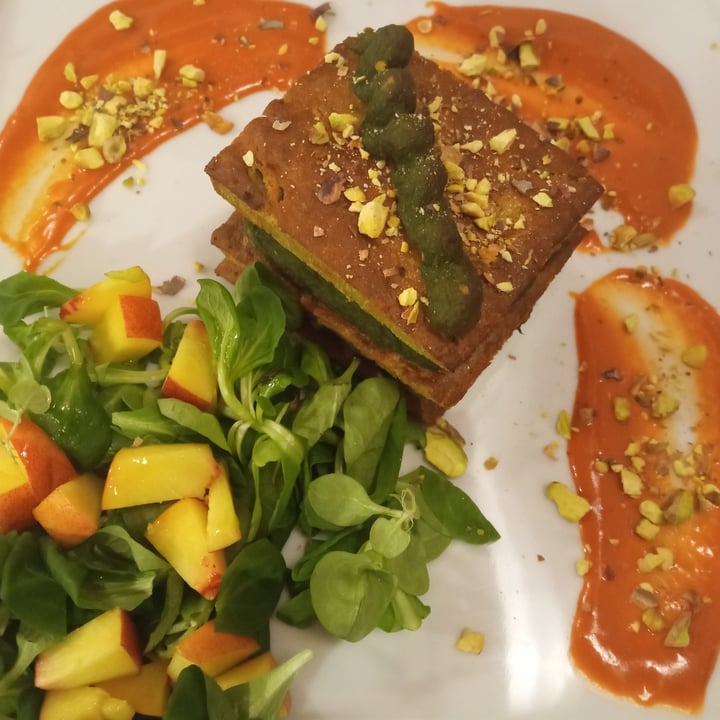 review photo of Ristorante Vegano Biologico La Lanterna Millefoglie di farinata di legumi, cicorie e pistacchi con crema di pomodori e insalatina di valeriana e pesche shared by @lauracagnassi on 09 Sep 2021 - review