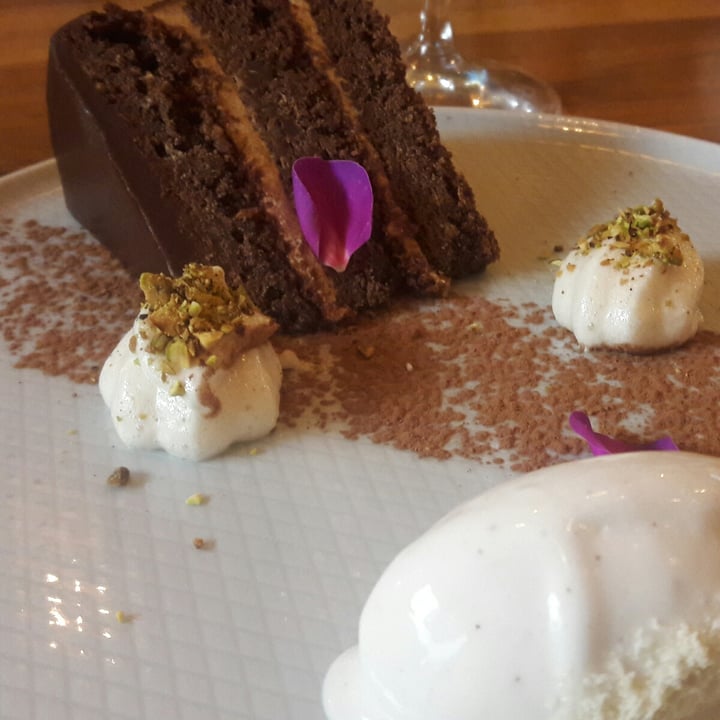 photo of Restaurante Kaime Torta De Chocolate Con Helado De Bainilla shared by @veganizandomed on  12 Aug 2021 - review