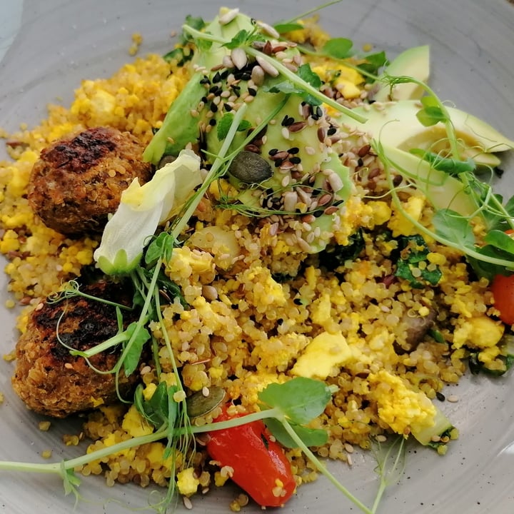 photo of Jackson’s Real Food Market Bryanston Vegan Tofu Breakfast scramble shared by @twohappyrescuemutts on  15 Jul 2022 - review