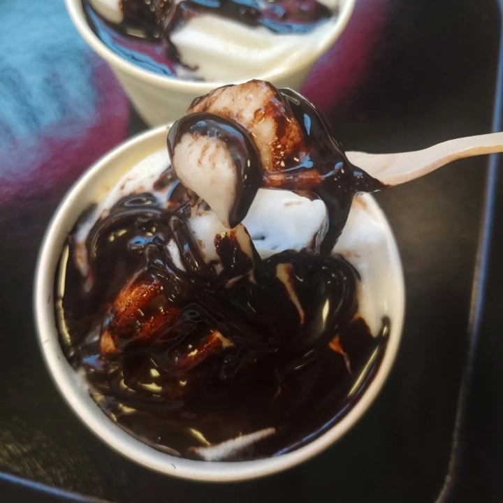 photo of MODROCKERS Ice cream and chocolate sauce shared by @veganonthesavannah on  02 May 2022 - review