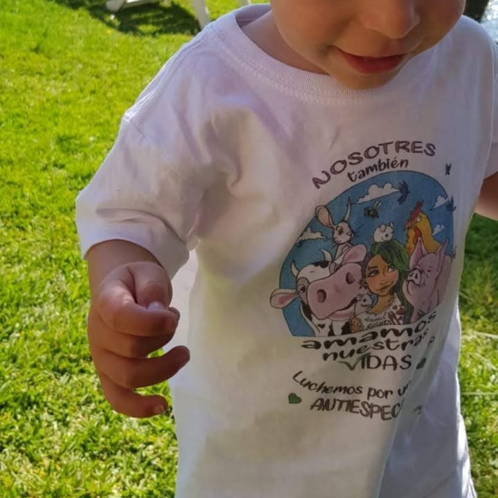 photo of El Sueño de Jill tienda solidaria Camiseta Infantil NOSOTRES TAMBIEN AMAMOS NUESTRAS VIDAS shared by @loreh on  13 Jun 2021 - review