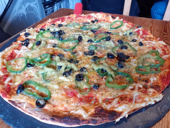 photo of Pizzeria Trozo Pizza Curry, Pimiento, Aceitunas shared by @itsaso on  27 Jan 2020 - review