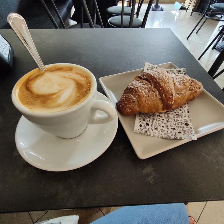 review photo of Bar Pasticceria Black and White di Togni Anna Colazione Vegana shared by @sarapo on 17 Aug 2022 - review