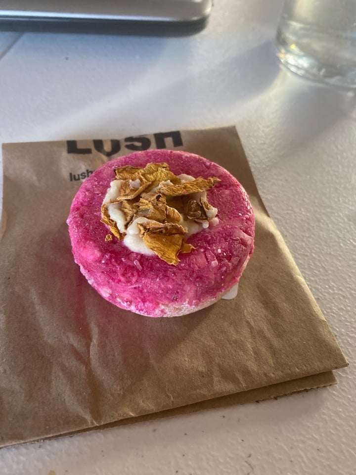 review photo of LUSH Fresh Handmade Cosmetics Coconut Rice Cake Shampoo Bar shared by @willowalexis on 26 Apr 2020 - review