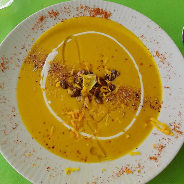 Foto do prato “crema de calabaza, azafrán y naranja con semillas de calabaza caramelizadas”
