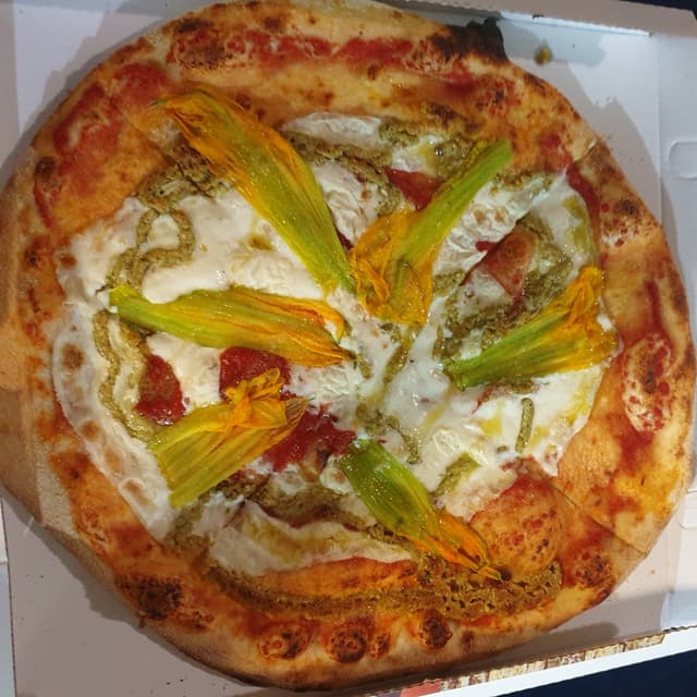 菜肴“Pizza Vegan Con Pesto Di Canapa”的照片