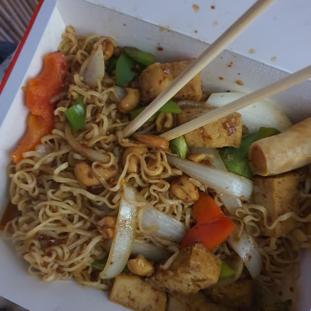 Photo du plat “Roasted Chilli Paste and Cashew Nut Noodles”