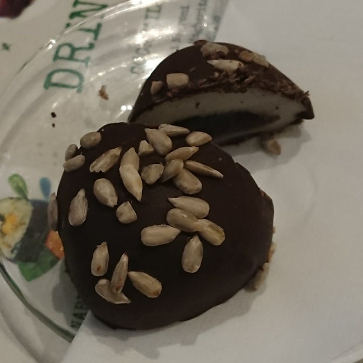 photo of Vegan Yes Shoreditch Dark chocolate mochi shared by @sunmoony on  30 Sep 2021 - review