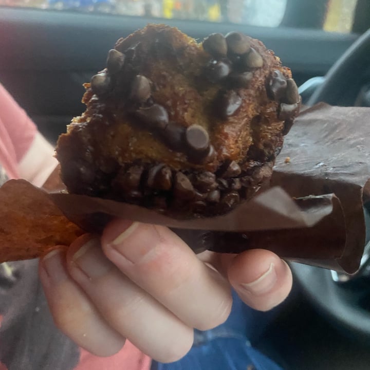photo of Kelly's Bake Shoppe Banana chocolate chip muffin shared by @mrsbubsmith on  10 Oct 2021 - review