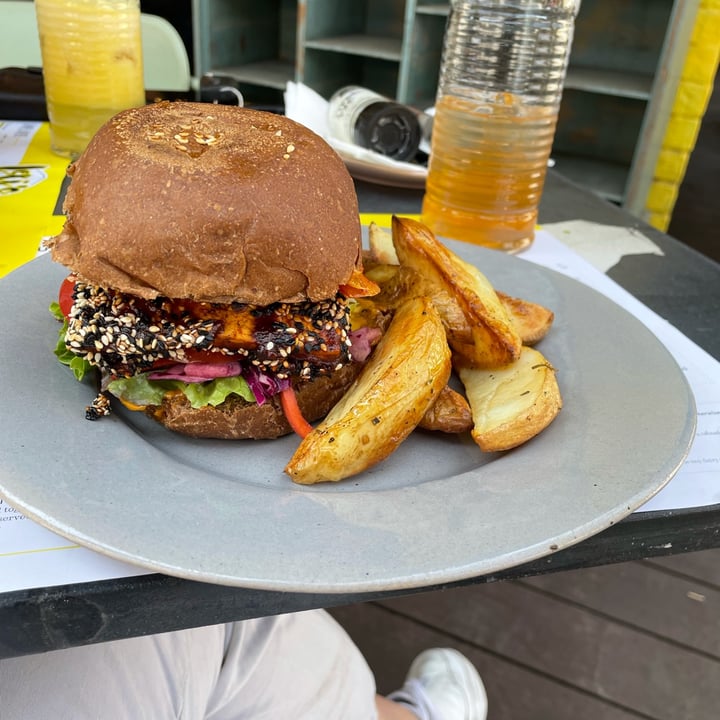 review photo of Lexi's Healthy Eatery Tofu Tango Burger shared by @veg-eater-cam on 12 Oct 2021 - review